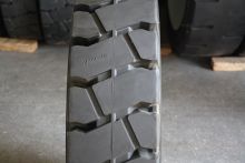 pneumatic rim solid rubber tire wheel for heavy duty forklift blender mixer trailer 9.00-20 10.00-20