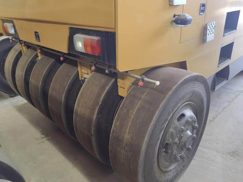 Used XCMG XP303K tire roller (30 tons of rubber wheels)